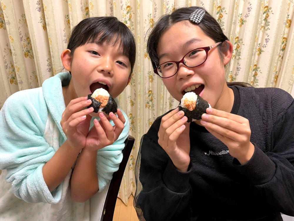 もち麦むすびを食べる子どもたち