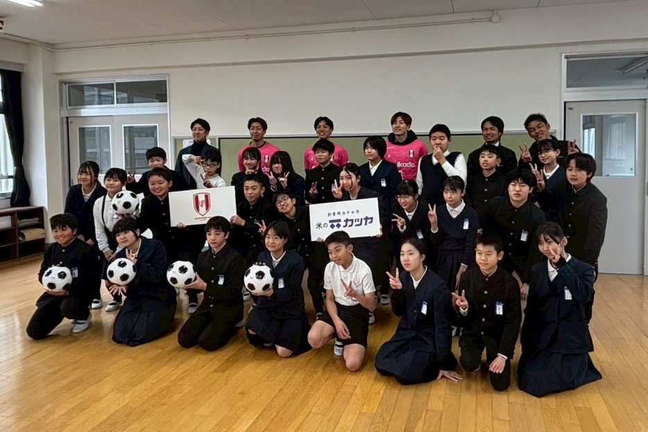 目指せ未来のJリーガー!小学校へボールをプレゼント